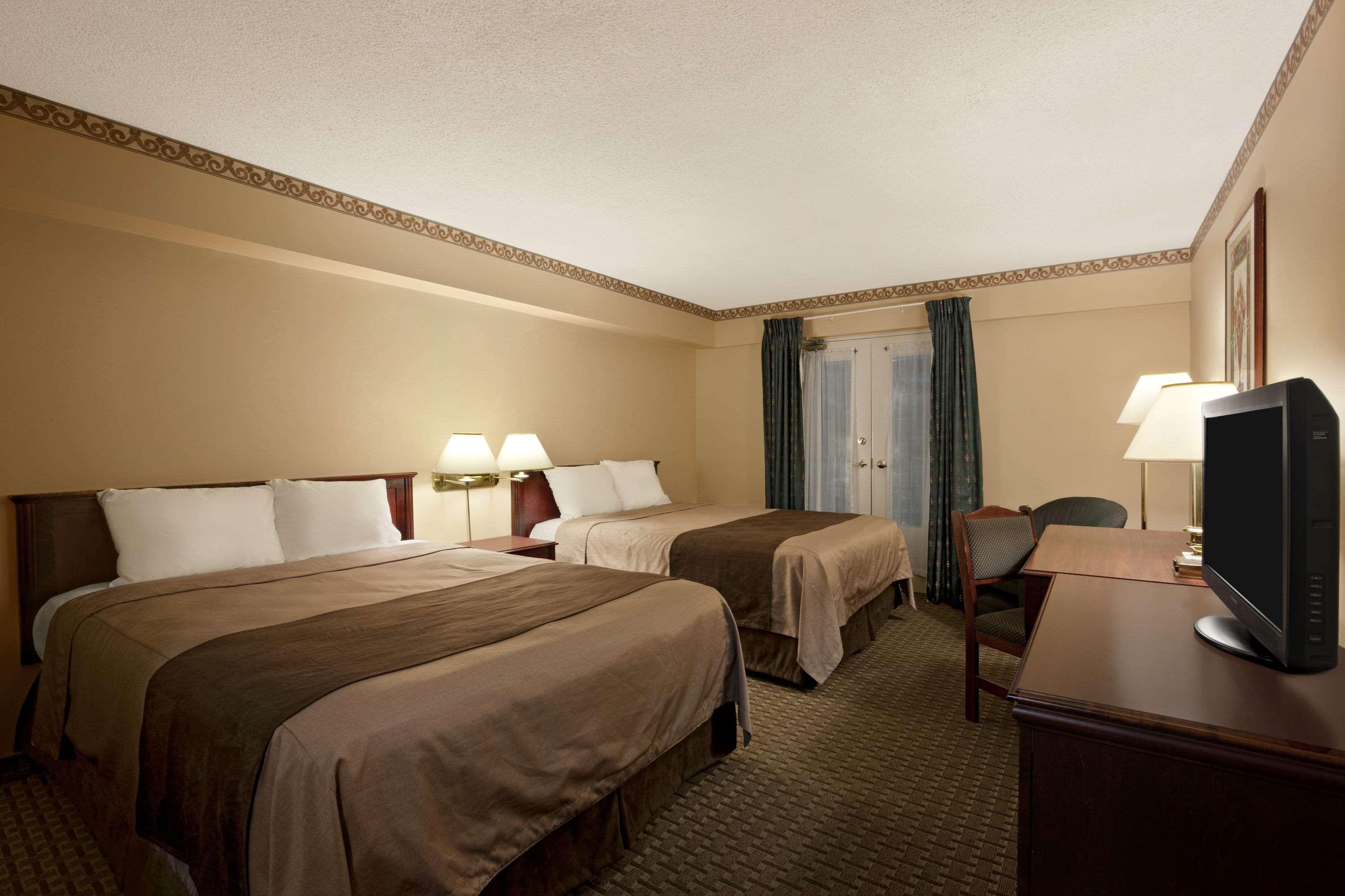 Travelodge By Wyndham Ottawa West Exterior photo